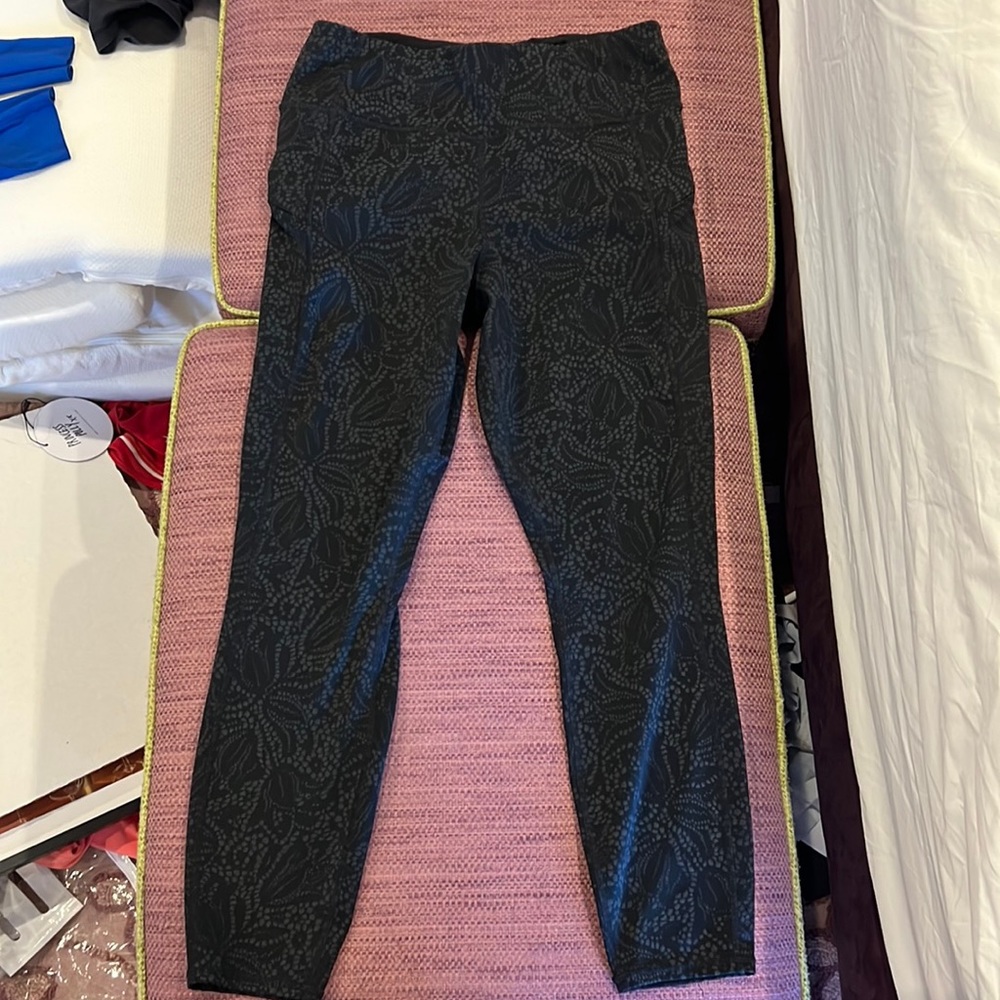 Athleta black patterned leggings